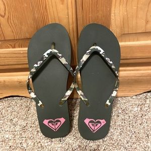 Green camo Roxy flip flop